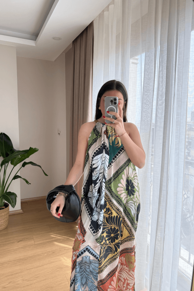 Desenli Saten Yırtmaçlı Boyundan Bağlamalı Elbise