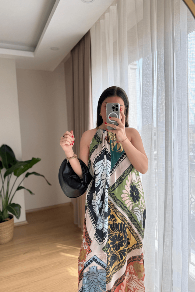 Desenli Saten Yırtmaçlı Boyundan Bağlamalı Elbise