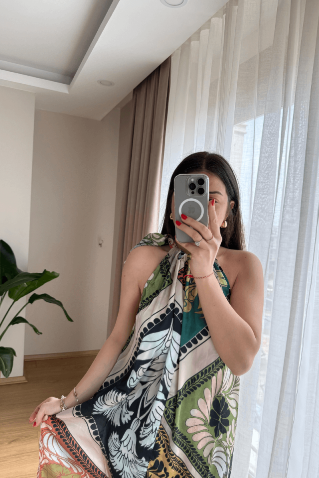Desenli Saten Yırtmaçlı Boyundan Bağlamalı Elbise