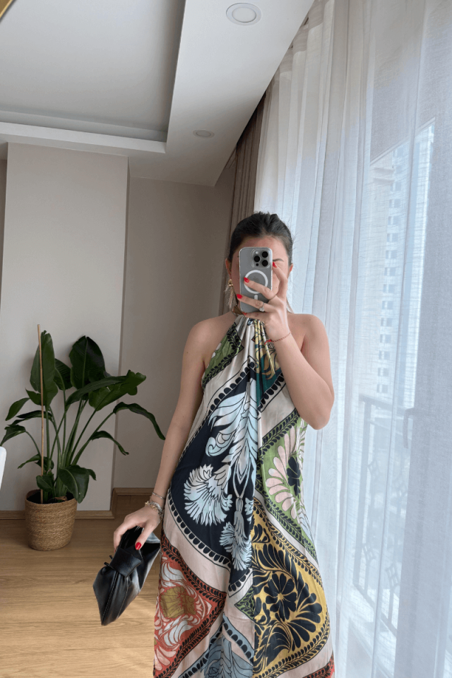 Desenli Saten Yırtmaçlı Boyundan Bağlamalı Elbise