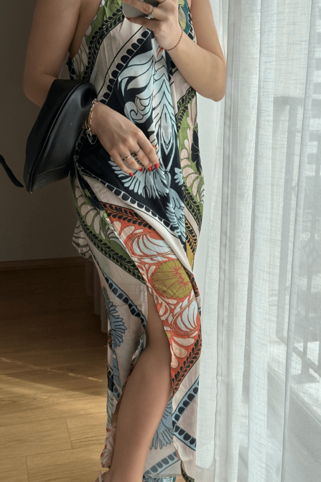 Desenli Saten Yırtmaçlı Boyundan Bağlamalı Elbise