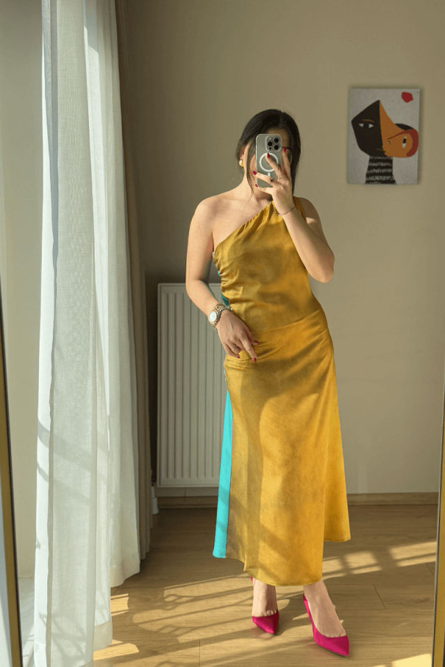 Sarı Saten Tek Omuz Sırt Dekolteli Uzun Elbise