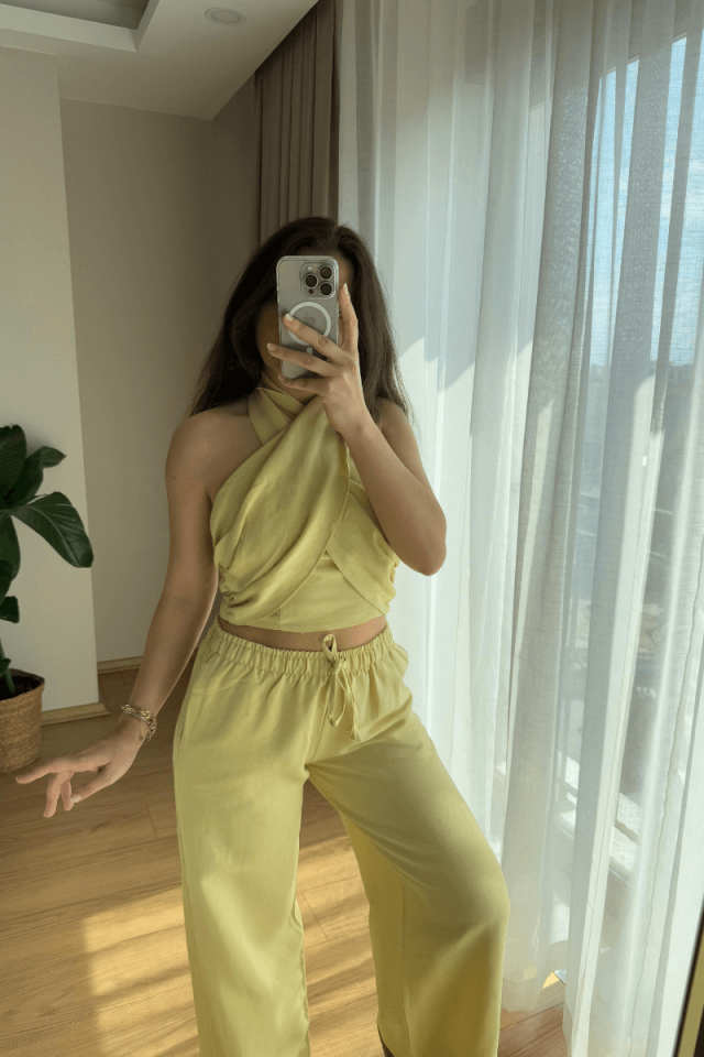 Sarı Halter Yaka Boyundan Bağlamalı Bluz Takım