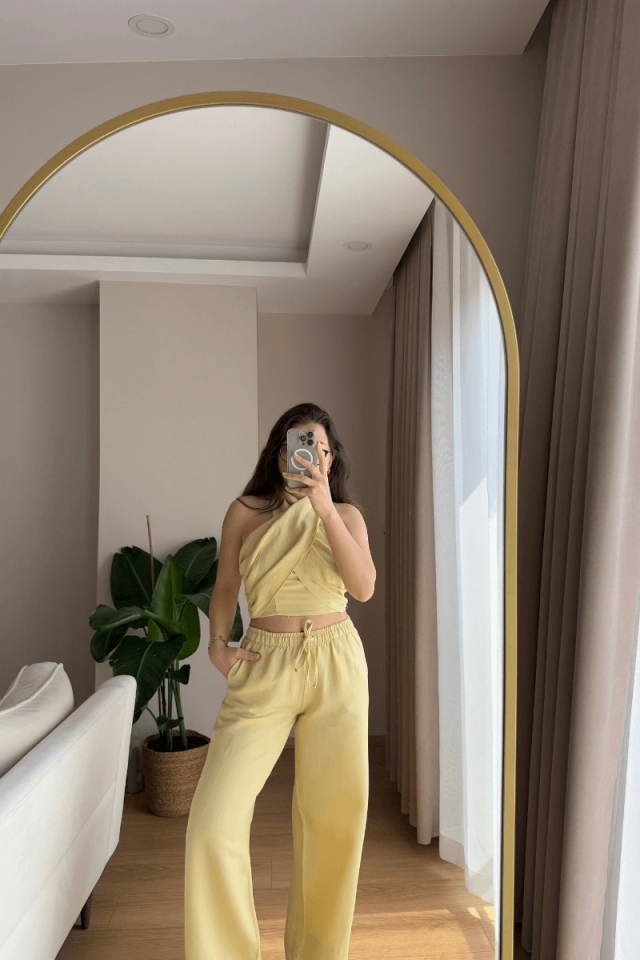 Sarı Halter Yaka Boyundan Bağlamalı Bluz Takım