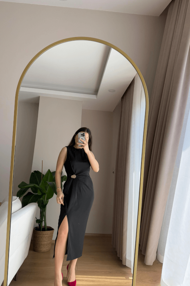 Belden Düğmeli Yırtmaçlı Siyah Elbise