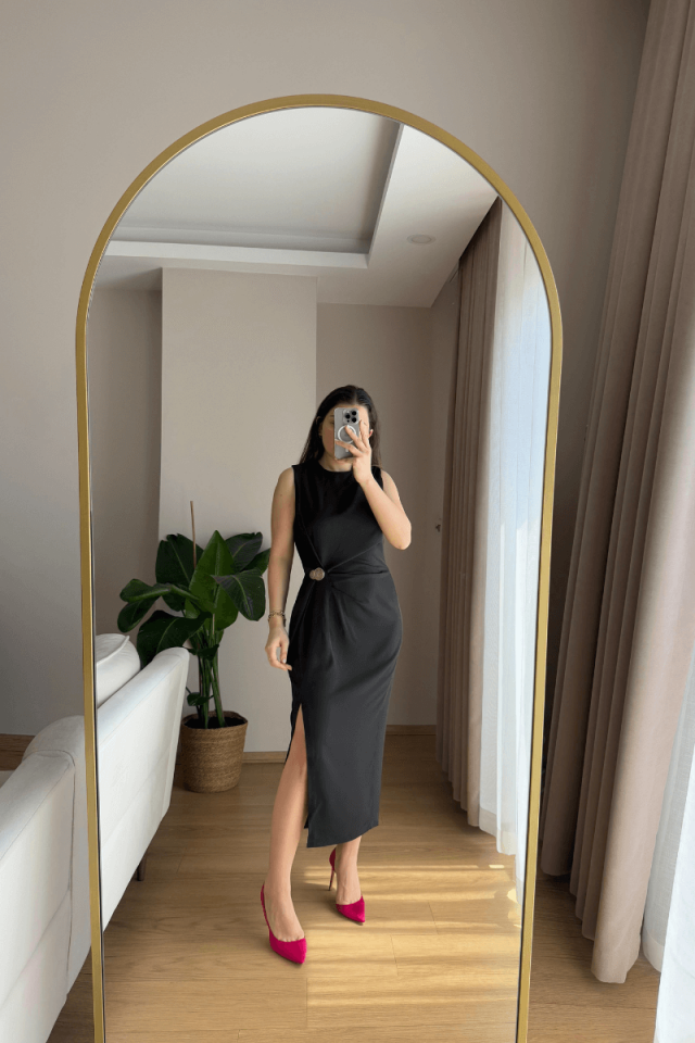 Belden Düğmeli Yırtmaçlı Siyah Elbise