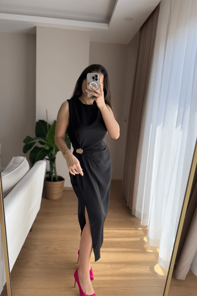 Belden Düğmeli Yırtmaçlı Siyah Elbise