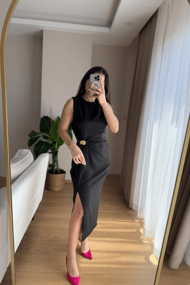 Belden Düğmeli Yırtmaçlı Siyah Elbise