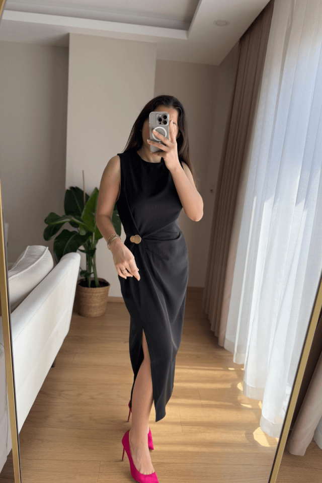 Belden Düğmeli Yırtmaçlı Siyah Elbise