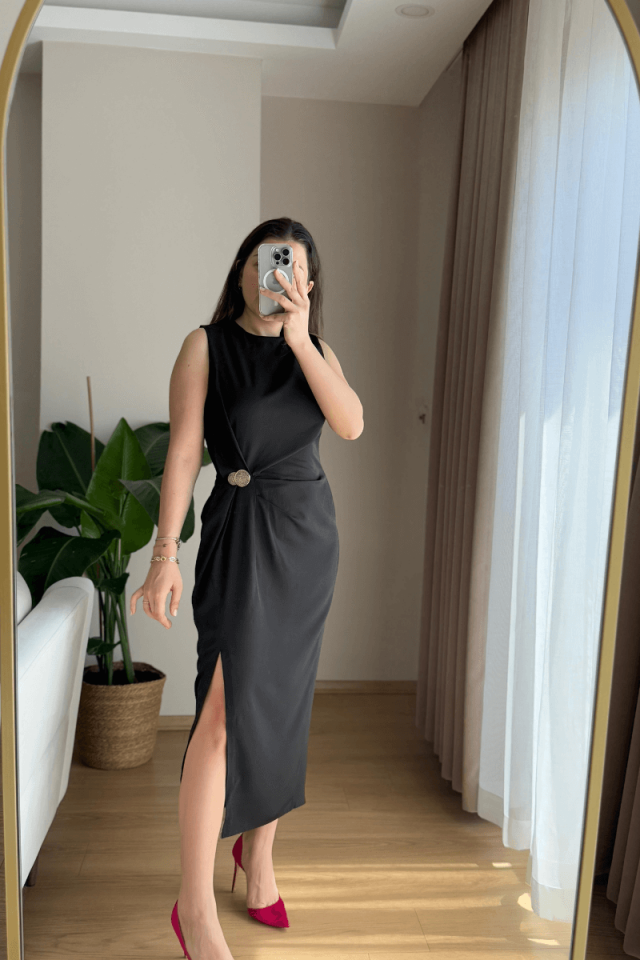 Belden Düğmeli Yırtmaçlı Siyah Elbise