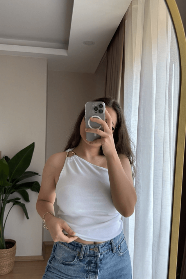 Beyaz Tek Omuzlu Gold Detaylı Bluz