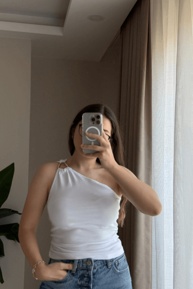 Beyaz Tek Omuzlu Gold Detaylı Bluz