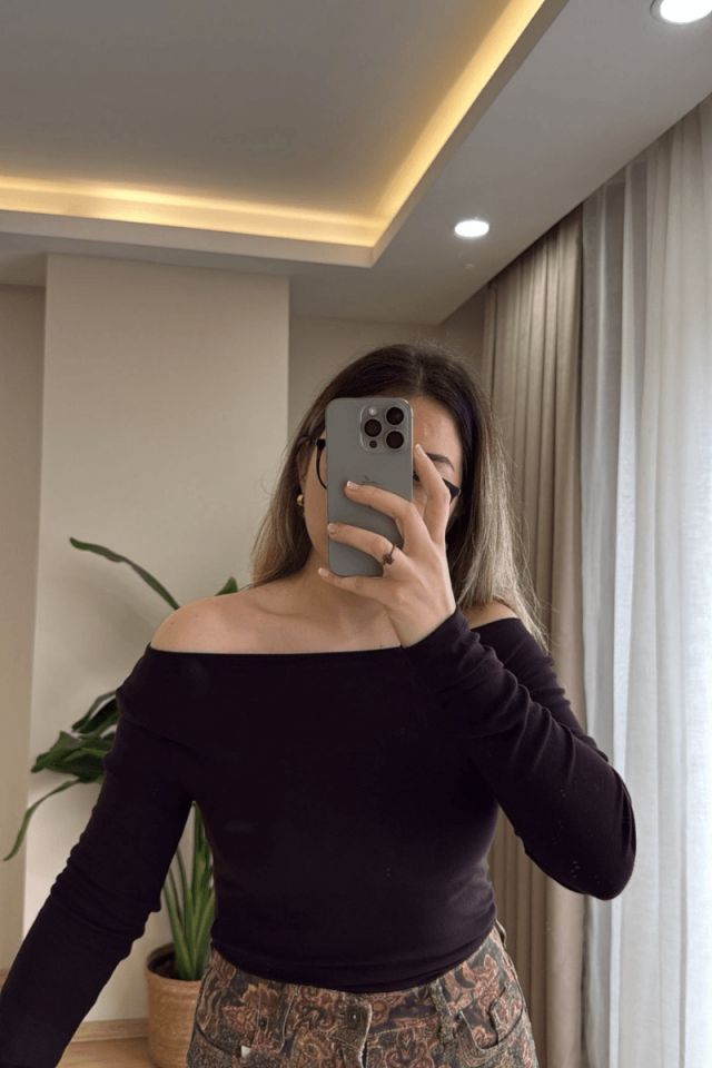 Kahverengi Kayık Yaka Bluz