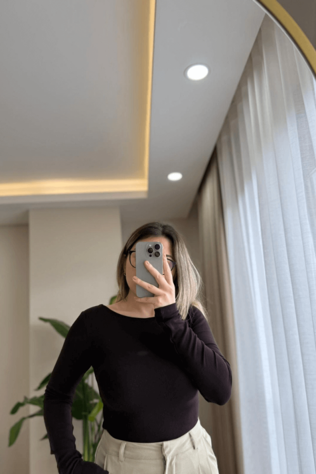 Kahverengi Kayık Yaka Bluz