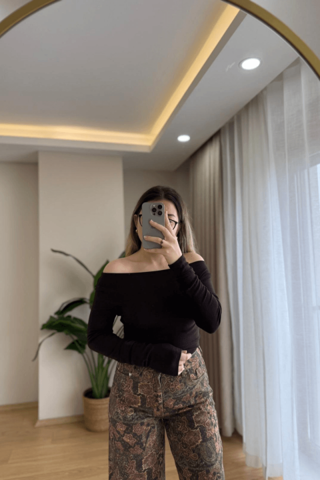 Kahverengi Kayık Yaka Bluz