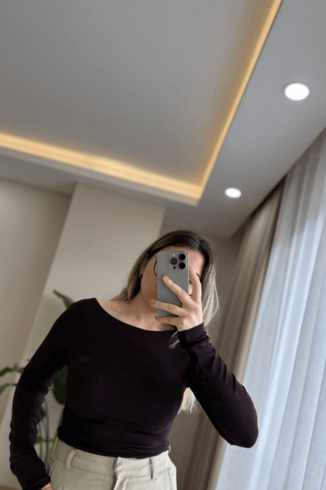 Kahverengi Kayık Yaka Bluz