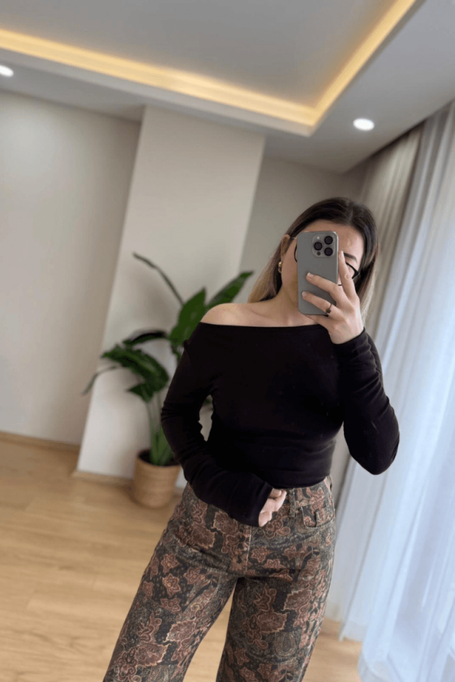 Kahverengi Kayık Yaka Bluz