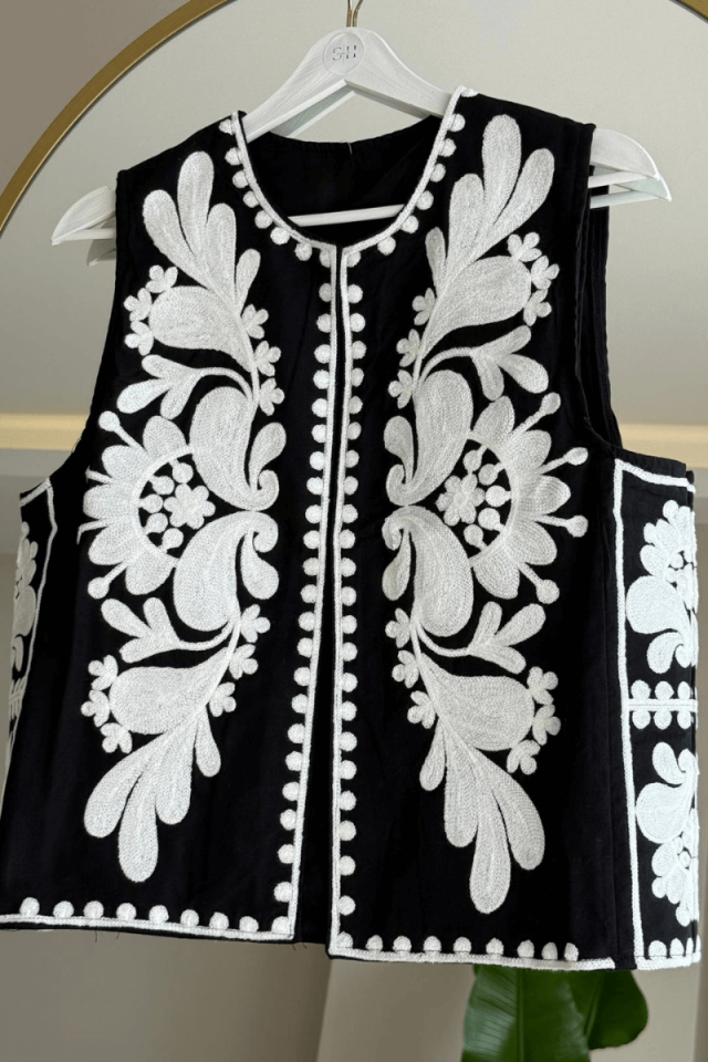 Siyah İşlemeli Yelek
