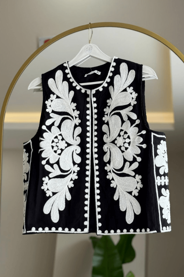 Siyah İşlemeli Yelek