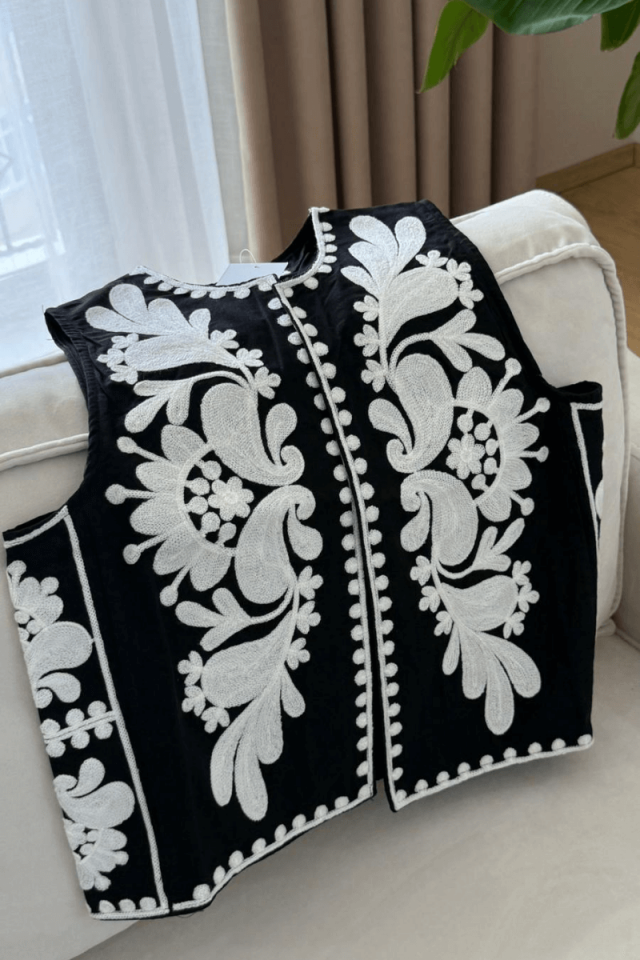Siyah İşlemeli Yelek
