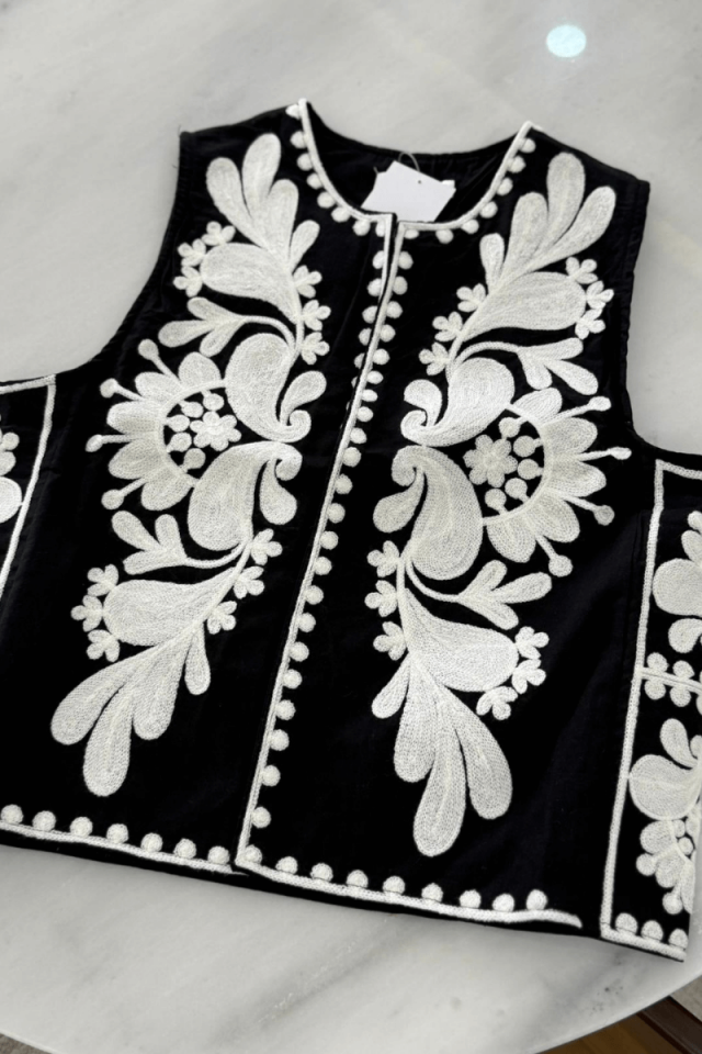 Siyah İşlemeli Yelek