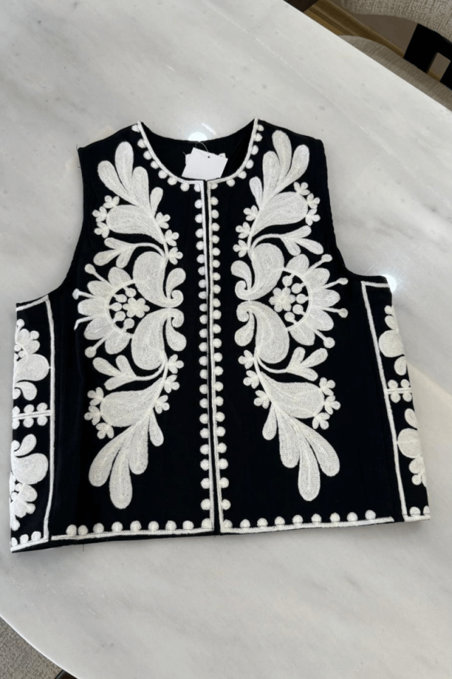 Siyah İşlemeli Yelek