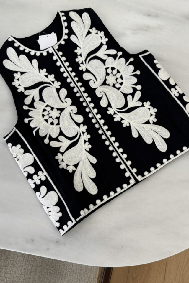 Siyah İşlemeli Yelek