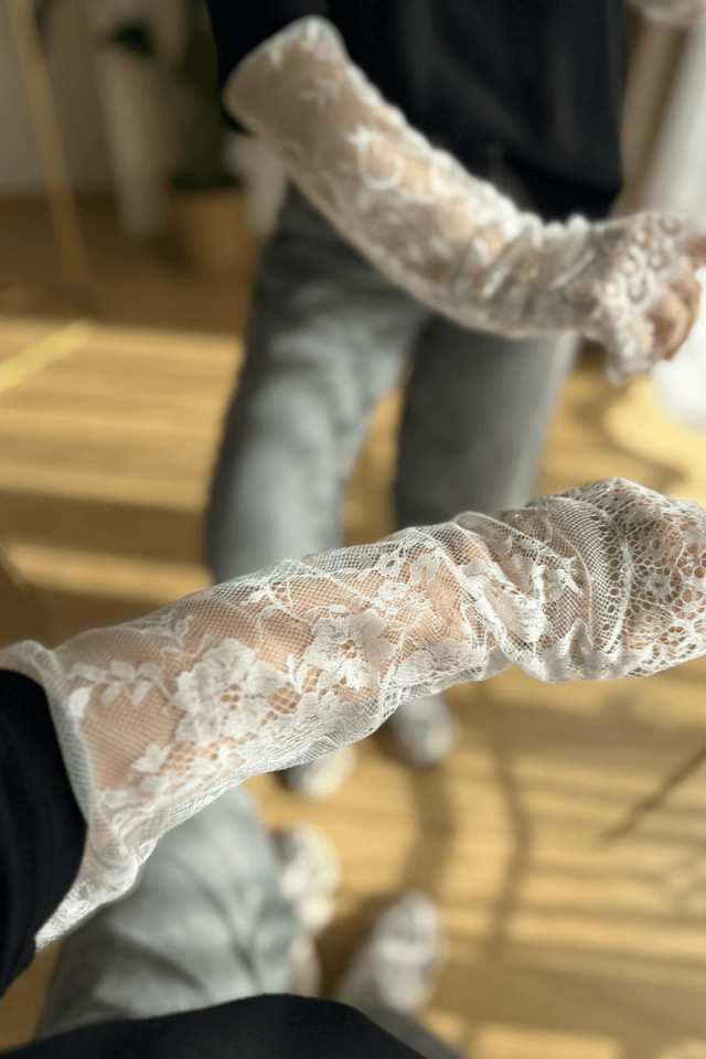 Kolları Beyaz Dantelli Tişört