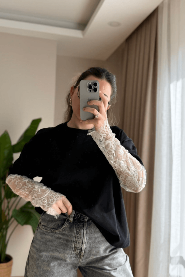 Kolları Beyaz Dantelli Tişört