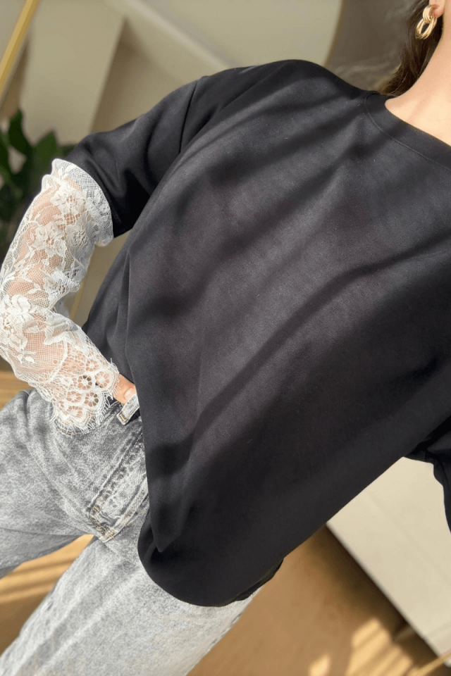 Kolları Beyaz Dantelli Tişört