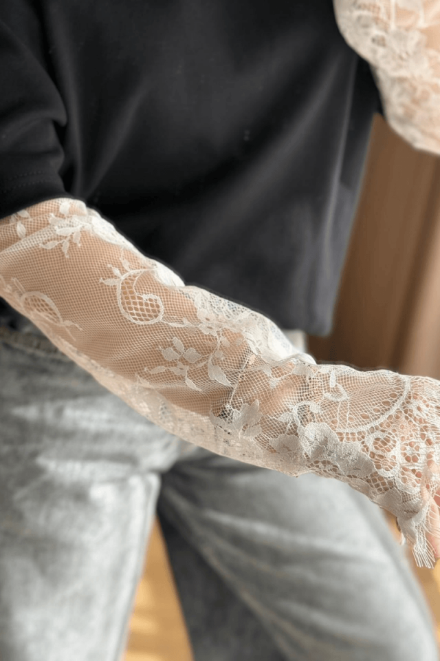 Kolları Beyaz Dantelli Tişört