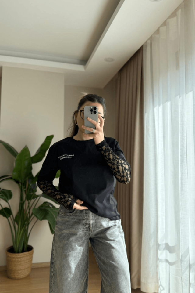 Kolları Siyah Dantelli Tişört