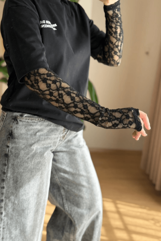 Kolları Siyah Dantelli Tişört