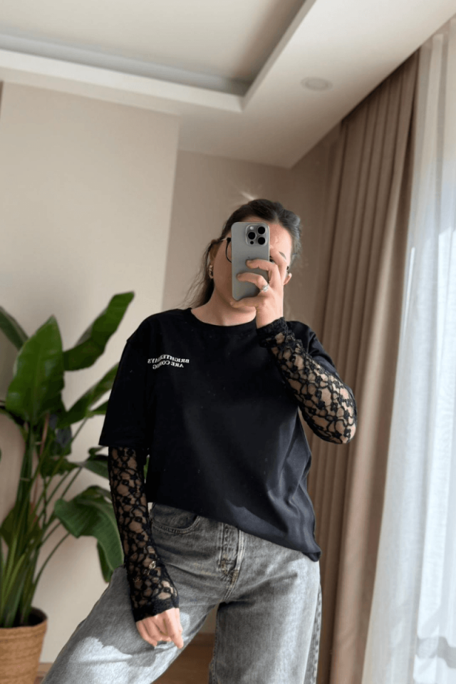 Kolları Siyah Dantelli Tişört