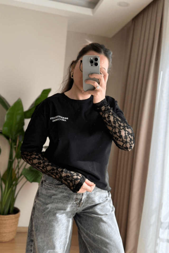 Kolları Siyah Dantelli Tişört