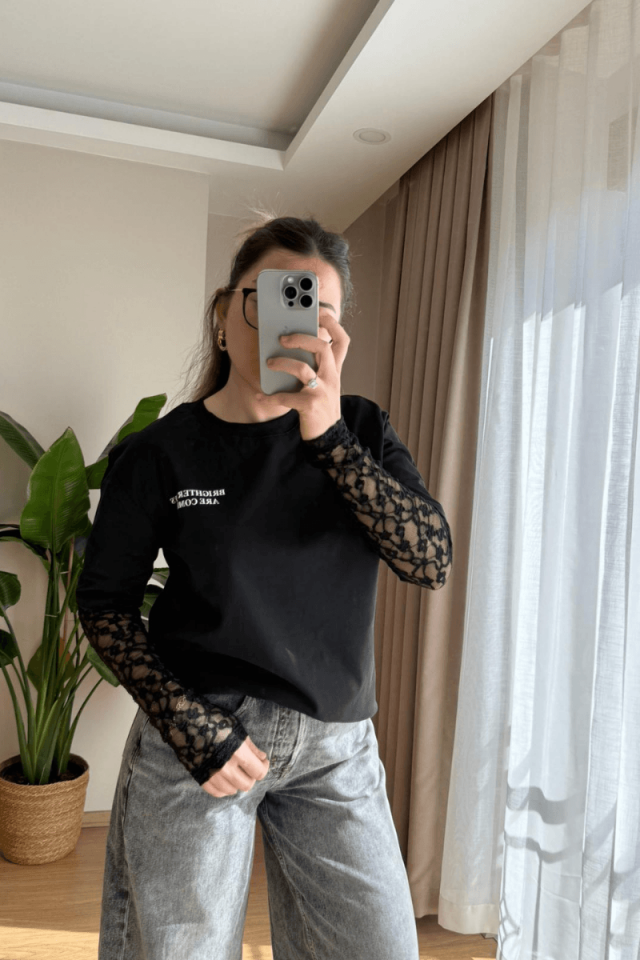 Kolları Siyah Dantelli Tişört