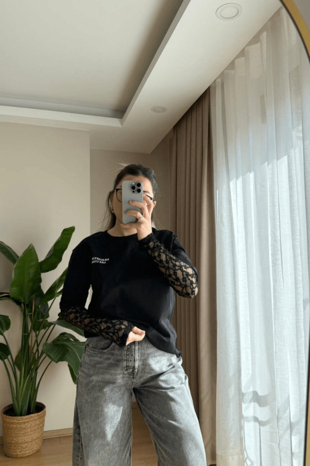 Kolları Siyah Dantelli Tişört