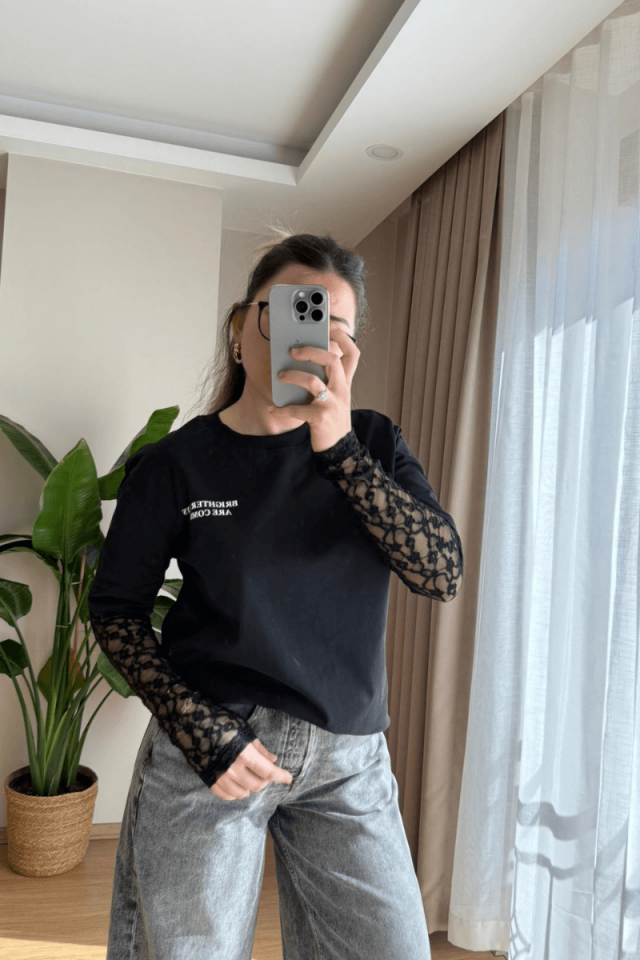 Kolları Siyah Dantelli Tişört