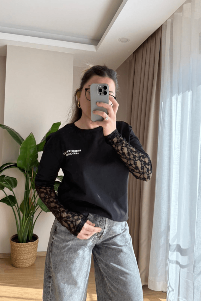 Kolları Siyah Dantelli Tişört