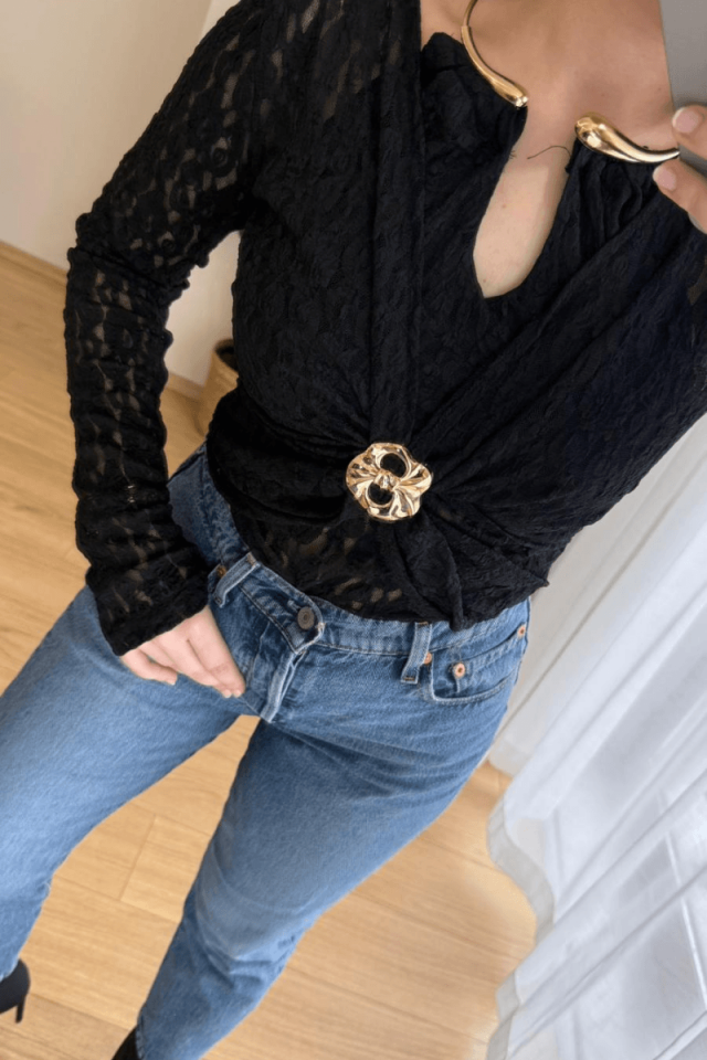 Gold Aksesuar Detaylı Dantelli Siyah Bluz