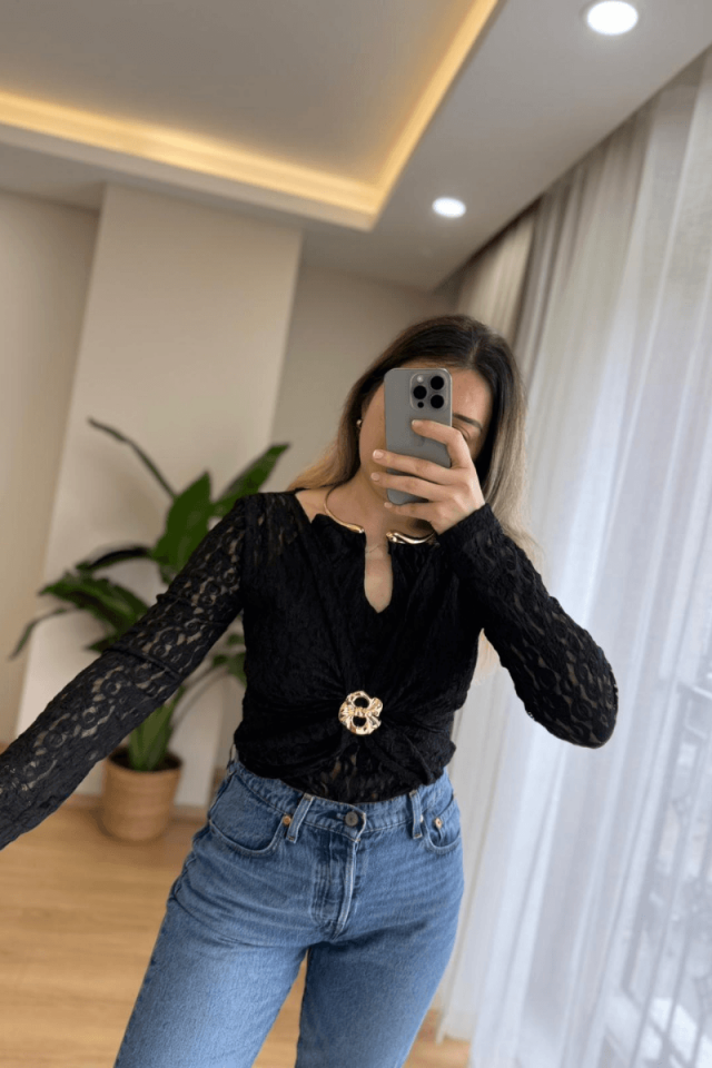 Gold Aksesuar Detaylı Dantelli Siyah Bluz