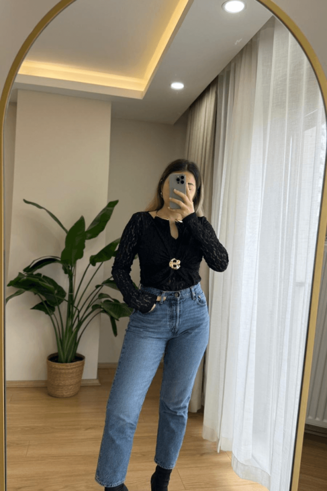 Gold Aksesuar Detaylı Dantelli Siyah Bluz