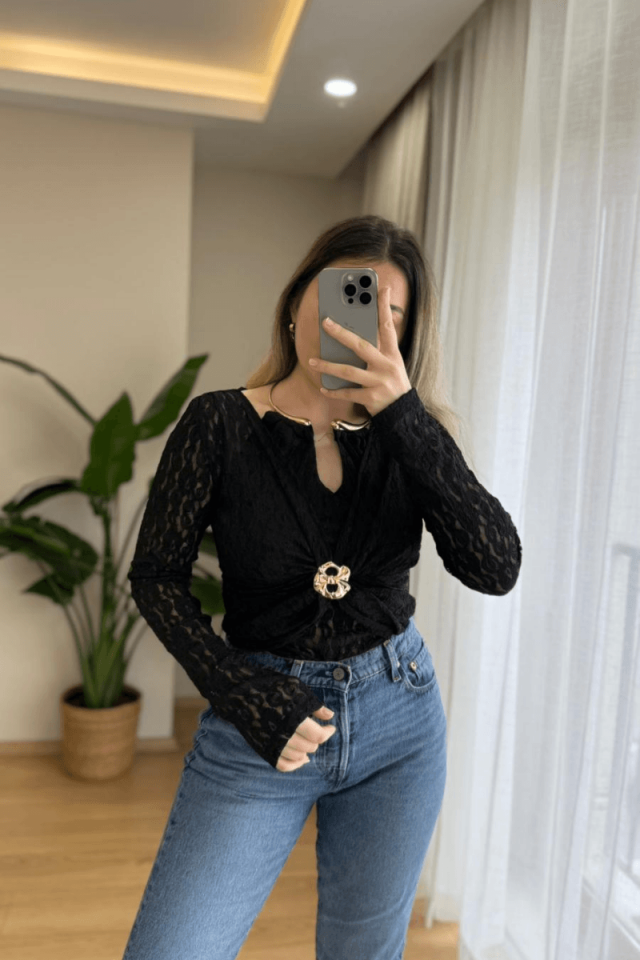 Gold Aksesuar Detaylı Dantelli Siyah Bluz