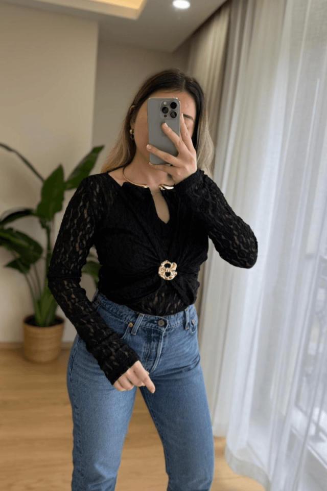 Gold Aksesuar Detaylı Dantelli Siyah Bluz