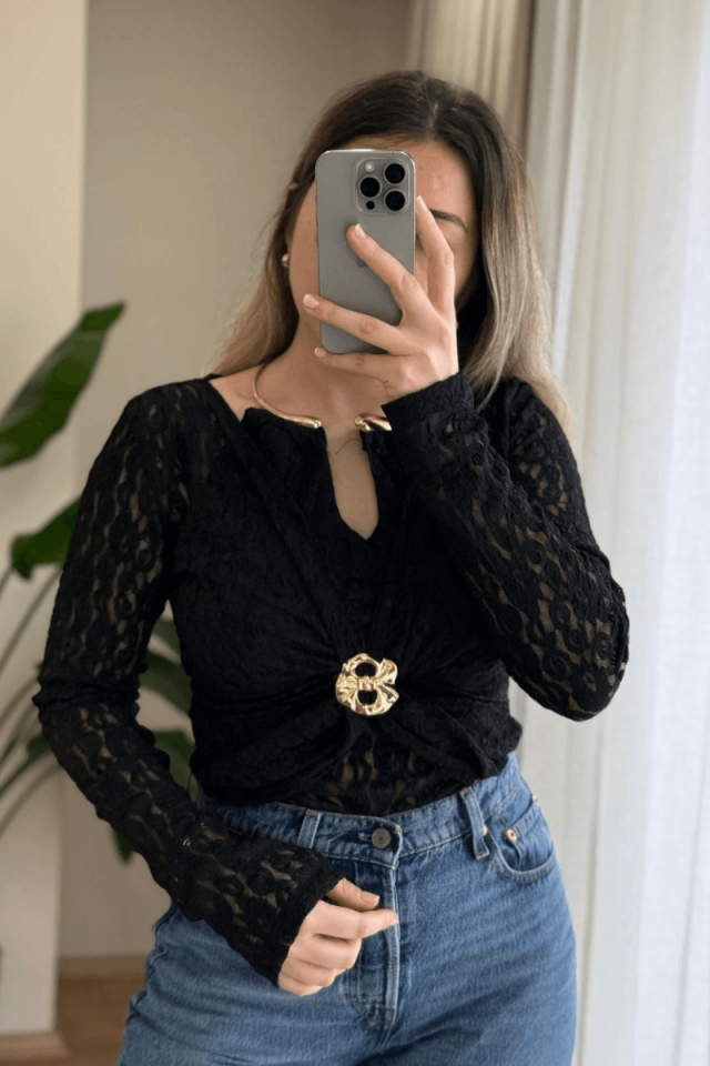 Gold Aksesuar Detaylı Dantelli Siyah Bluz